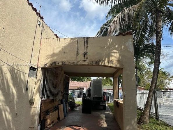 2162 NW 26th St, Miami FL 33142