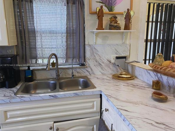965 SW 180th Ter, Pembroke Pines FL 33029