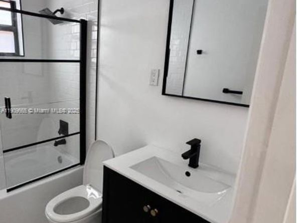 3040 NW 96th St, Miami FL 33147