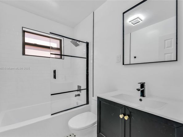 3040 NW 96th St, Miami FL 33147