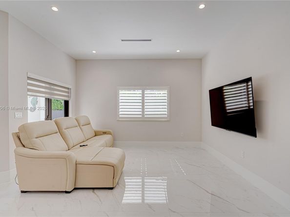 2521 SW 105th Ave, Miami FL 33165