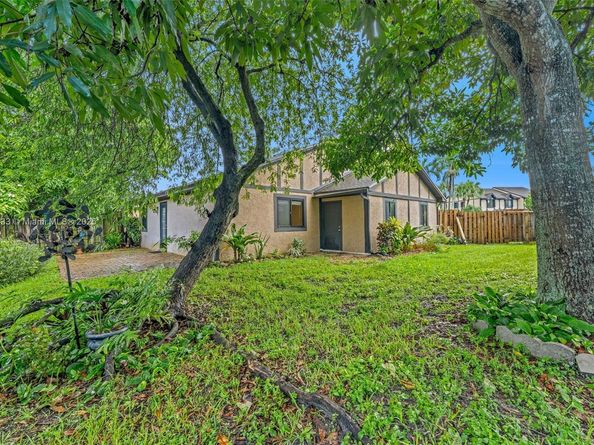 9209 NW 49th Pl, Sunrise FL 33351