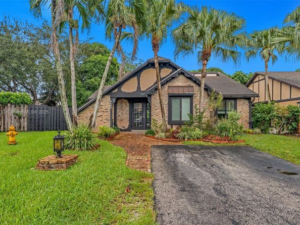 9209 NW 49th Pl, Sunrise FL 33351