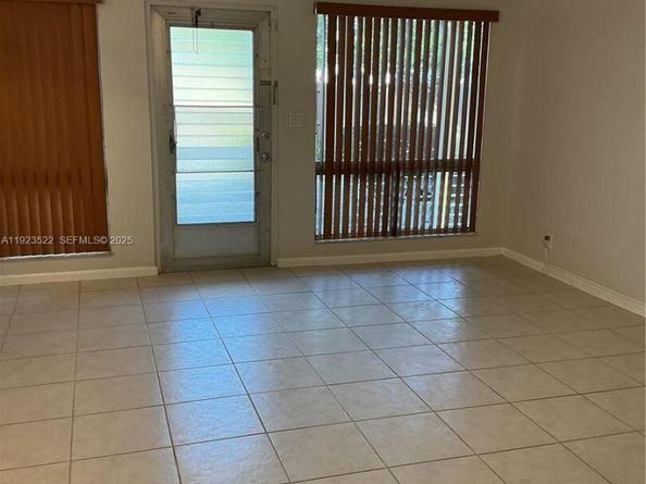 2716 NE 30th Pl 103C, Fort Lauderdale FL 33306