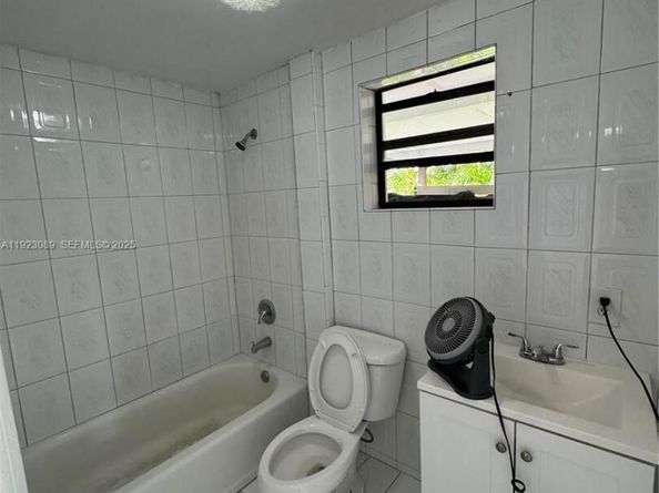 971 E 13th St, Hialeah FL 33010