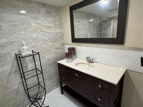 971 E 13th St, Hialeah FL 33010