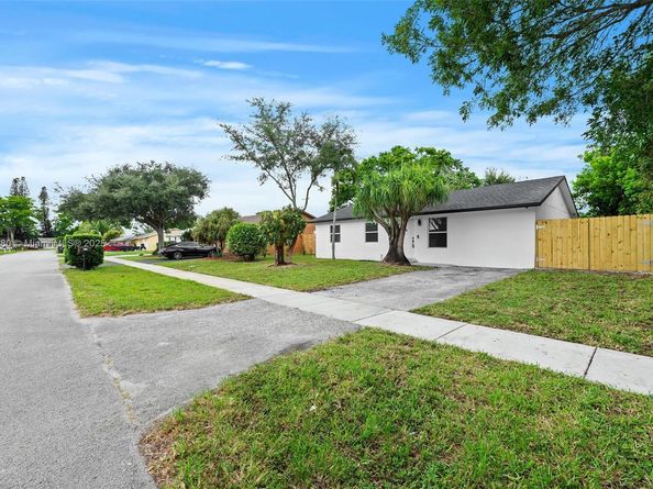 8201 SW 7th Ct, North Lauderdale FL 33068