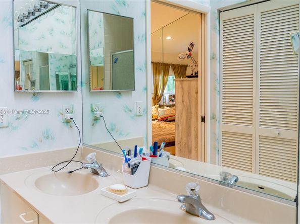 220 NE 211th St, Miami FL 33179