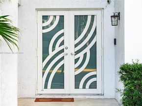 220 NE 211th St, Miami FL 33179