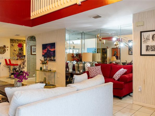 220 NE 211th St, Miami FL 33179