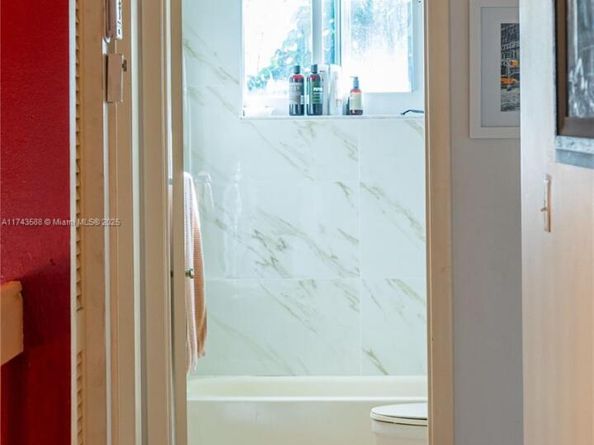 220 NE 211th St, Miami FL 33179