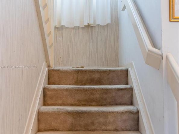220 NE 211th St, Miami FL 33179