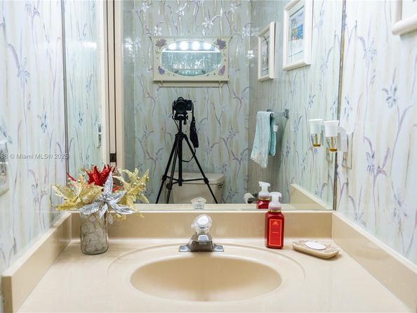 220 NE 211th St, Miami FL 33179