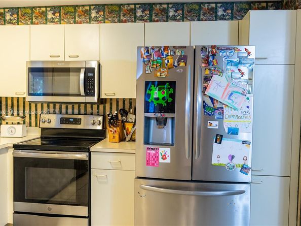 220 NE 211th St, Miami FL 33179