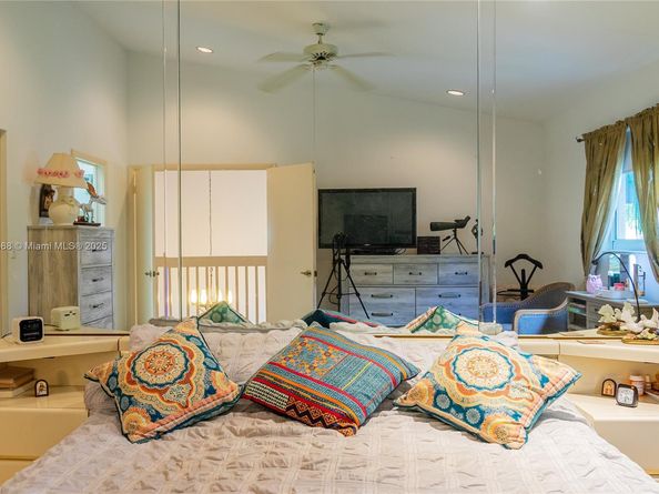 220 NE 211th St, Miami FL 33179