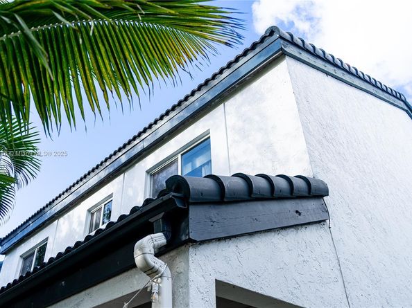 220 NE 211th St, Miami FL 33179