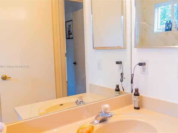 220 NE 211th St, Miami FL 33179