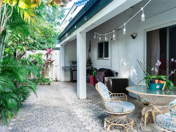 220 NE 211th St, Miami FL 33179