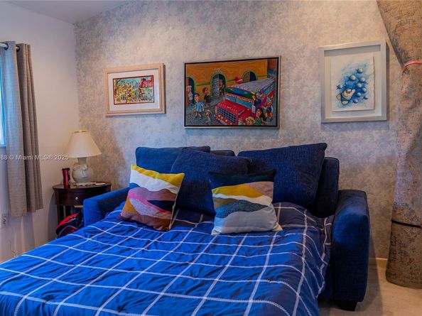 220 NE 211th St, Miami FL 33179