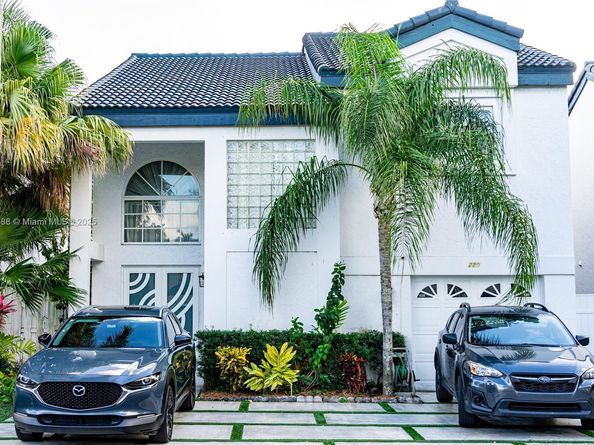 220 NE 211th St, Miami FL 33179