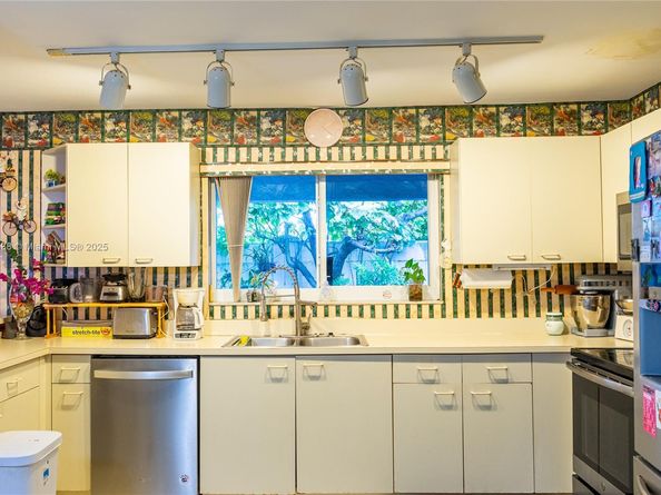 220 NE 211th St, Miami FL 33179