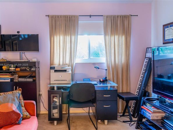 220 NE 211th St, Miami FL 33179