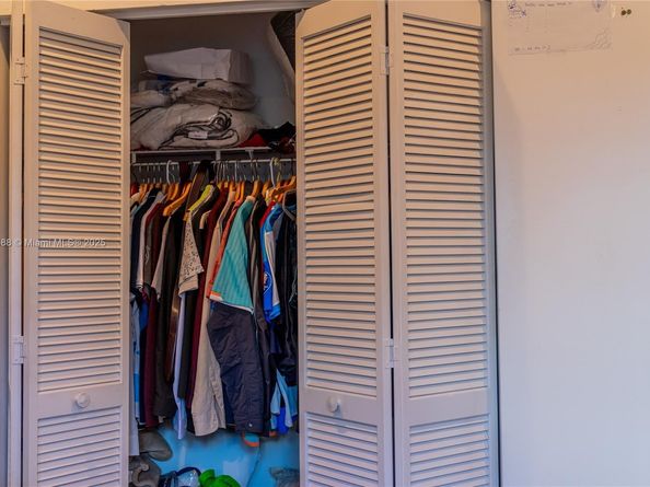 220 NE 211th St, Miami FL 33179