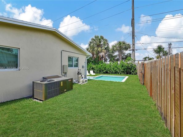 4851 NE 13th Ave, Oakland Park FL 33334