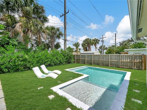 4851 NE 13th Ave, Oakland Park FL 33334