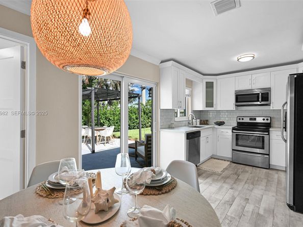 4851 NE 13th Ave, Oakland Park FL 33334