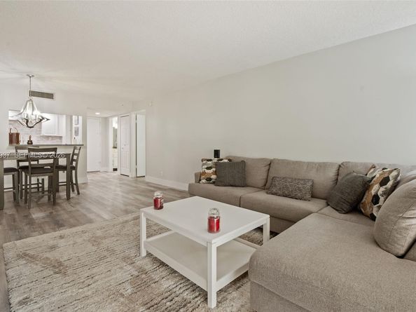 301 Racquet Club Rd 104, Weston FL 33326