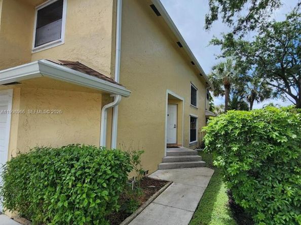 200 SW 95th Ter 200, Pembroke Pines FL 33025