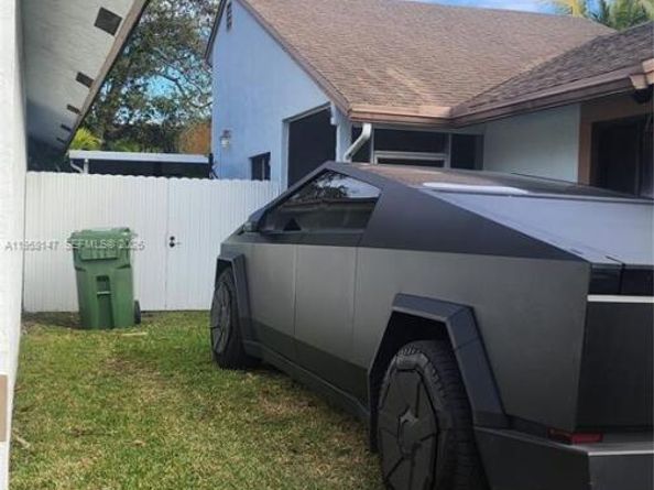 11021 SW 13th St, Pembroke Pines FL 33025