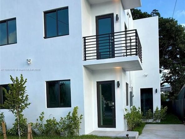 1271 NW 38th St, Miami FL 33142