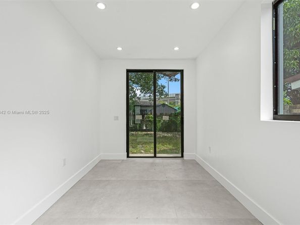 1271 NW 38th St, Miami FL 33142
