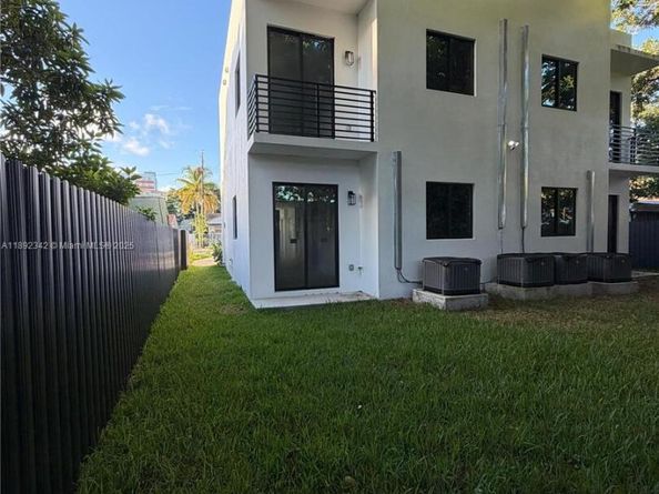 1271 NW 38th St, Miami FL 33142