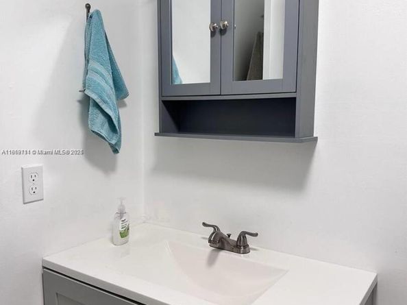 319 NE 14th Ave 106, Hallandale Beach FL 33009