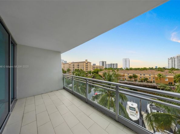 2950 NE 188th St 302, Aventura FL 33180