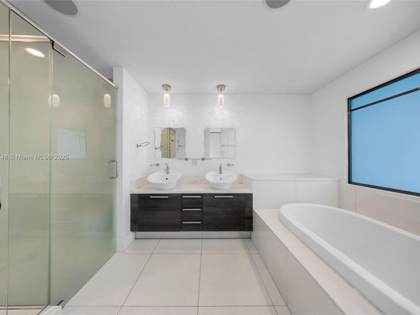 2950 NE 188th St 302, Aventura FL 33180