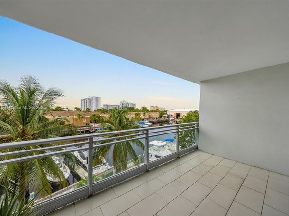 2950 NE 188th St 302, Aventura FL 33180