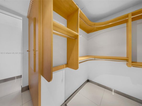 2950 NE 188th St 302, Aventura FL 33180