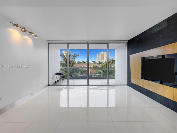2950 NE 188th St 302, Aventura FL 33180