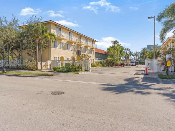 2196 NE 167th St 1114, North Miami Beach FL 33162
