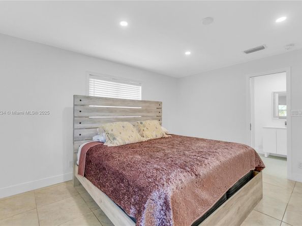 806 NE 4th St, Hallandale Beach FL 33009