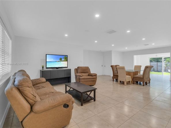 806 NE 4th St, Hallandale Beach FL 33009