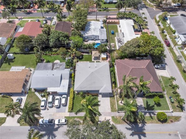 806 NE 4th St, Hallandale Beach FL 33009