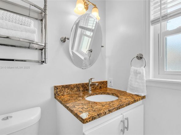 806 NE 4th St, Hallandale Beach FL 33009