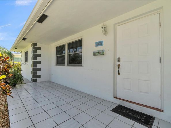 806 NE 4th St, Hallandale Beach FL 33009