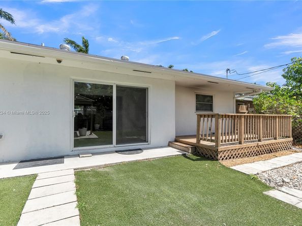 806 NE 4th St, Hallandale Beach FL 33009
