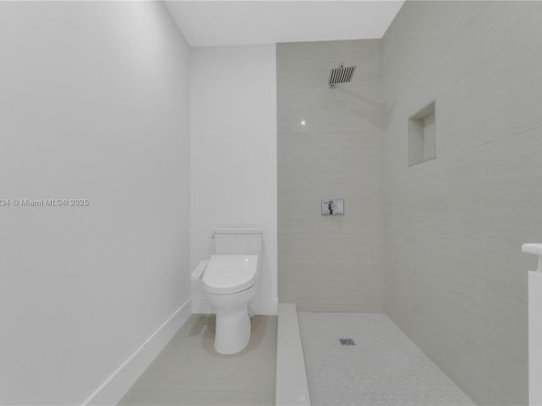 806 NE 4th St, Hallandale Beach FL 33009